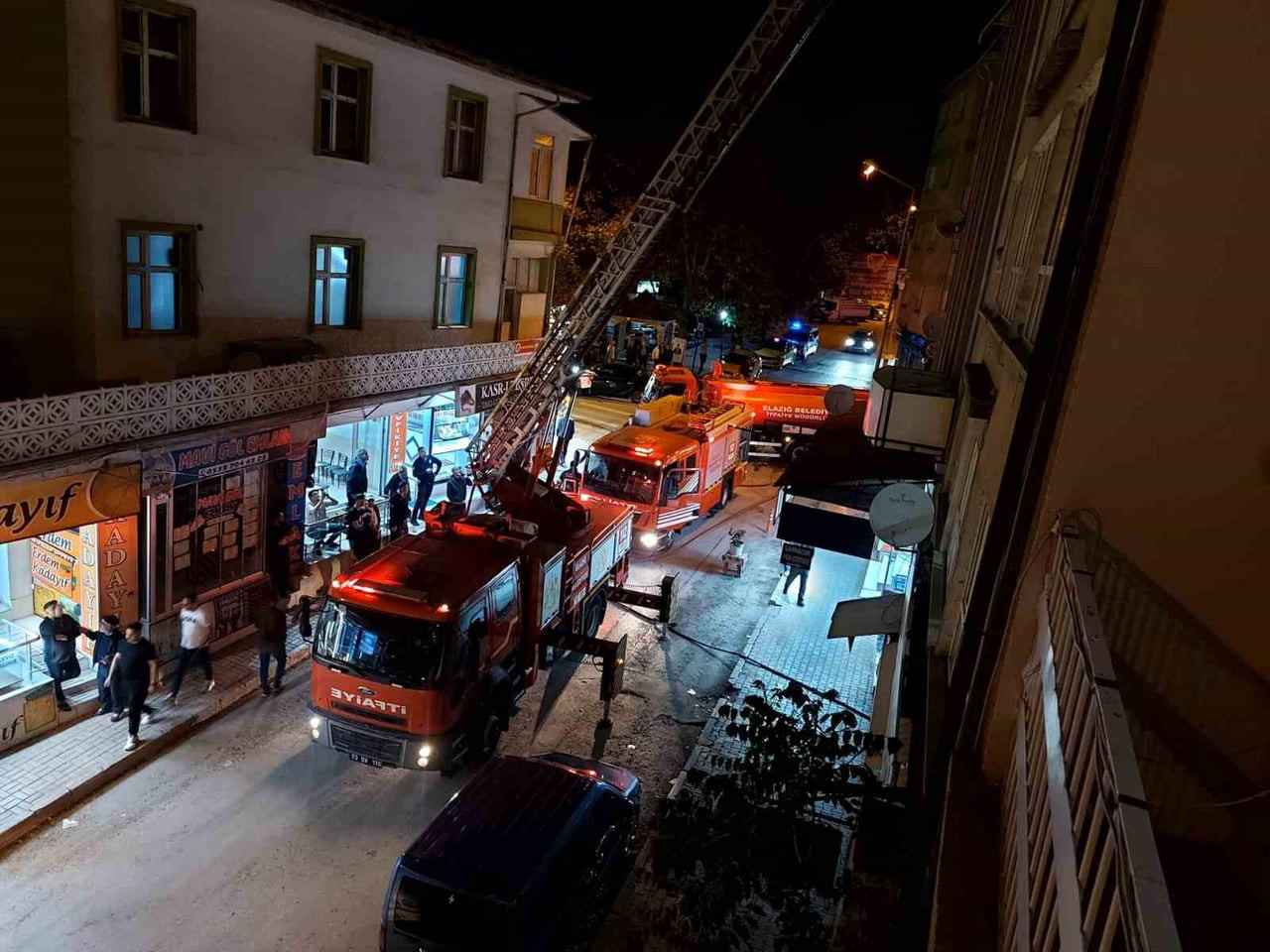 ELAZIĞ’DA BİR LOKANTANIN BACA KISMINDA ÇIKAN YANGIN, İTFAİYE EKİPLERİ TARAFINDAN KONTROL ALTINA...