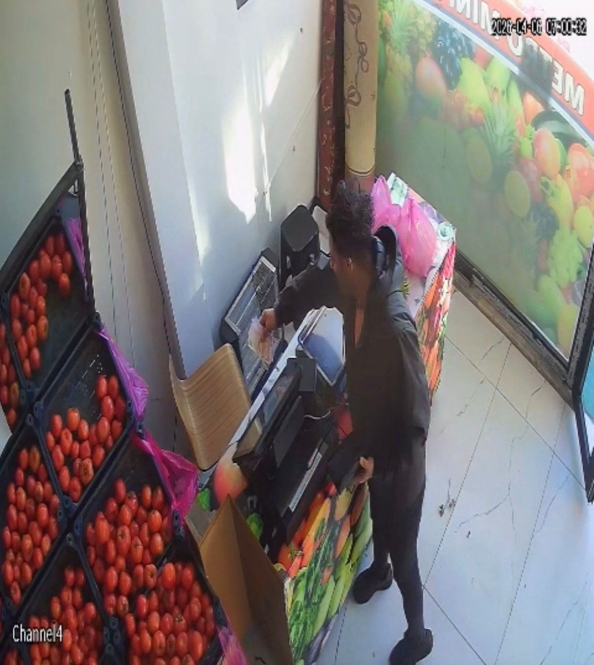 ELAZIĞ’DA BİR MANAVDA ALIŞVERİŞ YAPAN VE KASADA KİMSE OLMADIĞINI GÖREN ŞAHSI, ALDIKLARI ÜRÜNÜ...