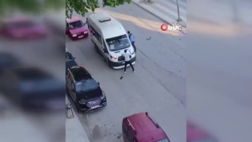 Elazığ’da bir şahıs, önünü kestiği yolcu minibüsünü böyle yumrukladı
