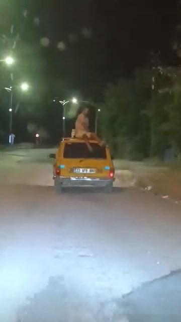 ELAZIĞ’DA BİR VATANDAŞ, HİÇBİR GÜVENLİK ÖNLEMİ ALMADAN SEYİR HALİNDEKİ OTOMOBİLİN TAVANINDA...