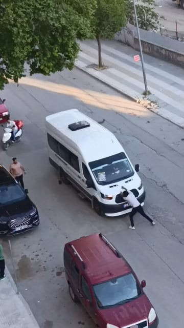 ELAZIĞ’DA BİR VATANDAŞ, YOLCU MİNİBÜSÜNÜN ÖNÜNÜ KESTİKTEN SONRA MİNİBÜSÜN KAPUTUNU YUMRUKLADI. O...