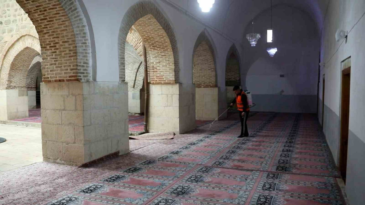 ELAZIĞDA CAMİLERDE DETAYLI TEMİZLİK