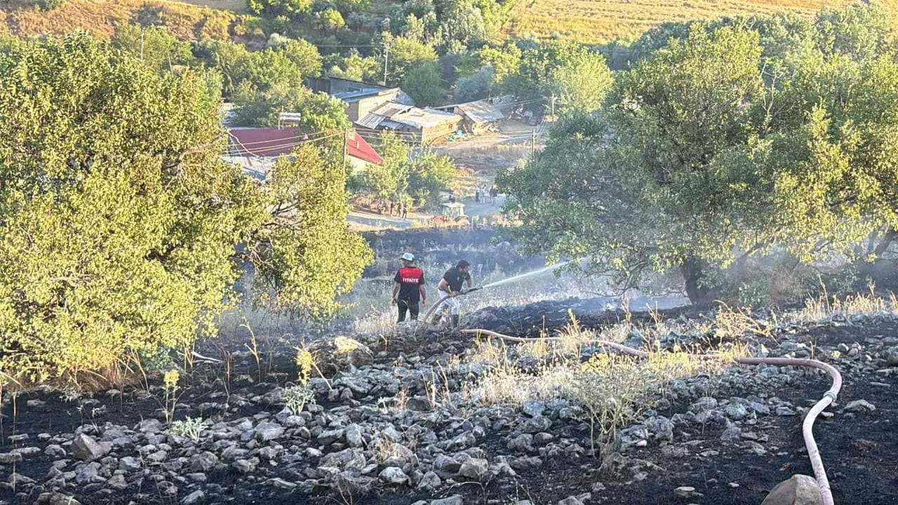 ELAZIĞ’DA ÇIKAN ARAZİ YANGINI, İTFAİYE EKİPLERİ TARAFINDAN KONTROL ALTINA ALINARAK...