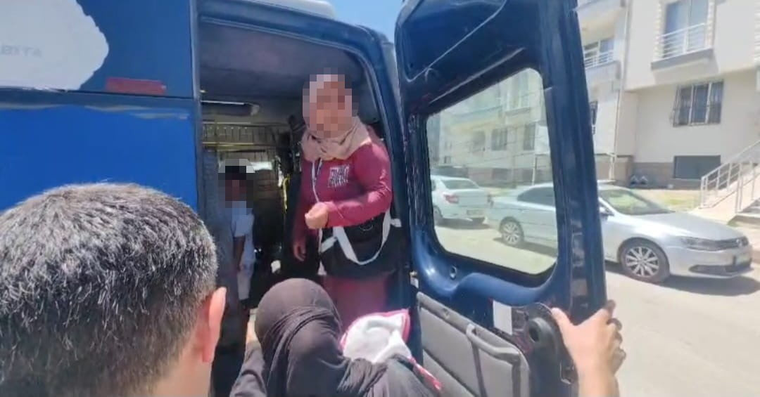 ELAZIĞ’DA DİLENCİ YASAL İŞLEM SONRASI SERBEST KALDI, SAATLER SONRA YENİDEN DİLENİRKEN...