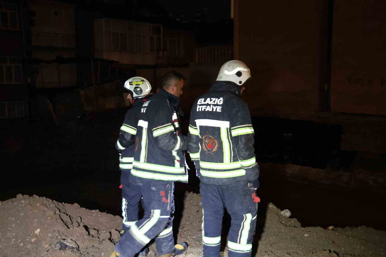 ELAZIĞ’DA DÜN ETKİLİ OLAN SAĞANAK YAĞIŞTAN DOLAYI, İNŞAAT İÇİN AÇILAN ALANIN TEMELİ SU DOLDU...