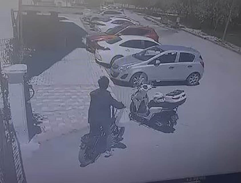 ELAZIĞ’DA ELEKTRİKLİ BİSİKLET İLE GELEN BİR ŞAHIS, PARK HALİNDE MOTOSİKLET ÜZERİNDE DURAN KASKI...