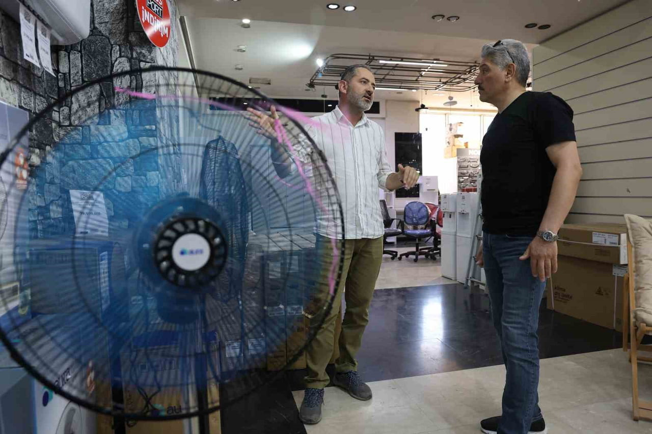 ELAZIĞ’DA ETKİSİNİ ARTTIRAN SICAK HAVA DALGALARINDAN DOLAYI, VATANDAŞLAR KLİMA VE VANTİLATÖRLERE...