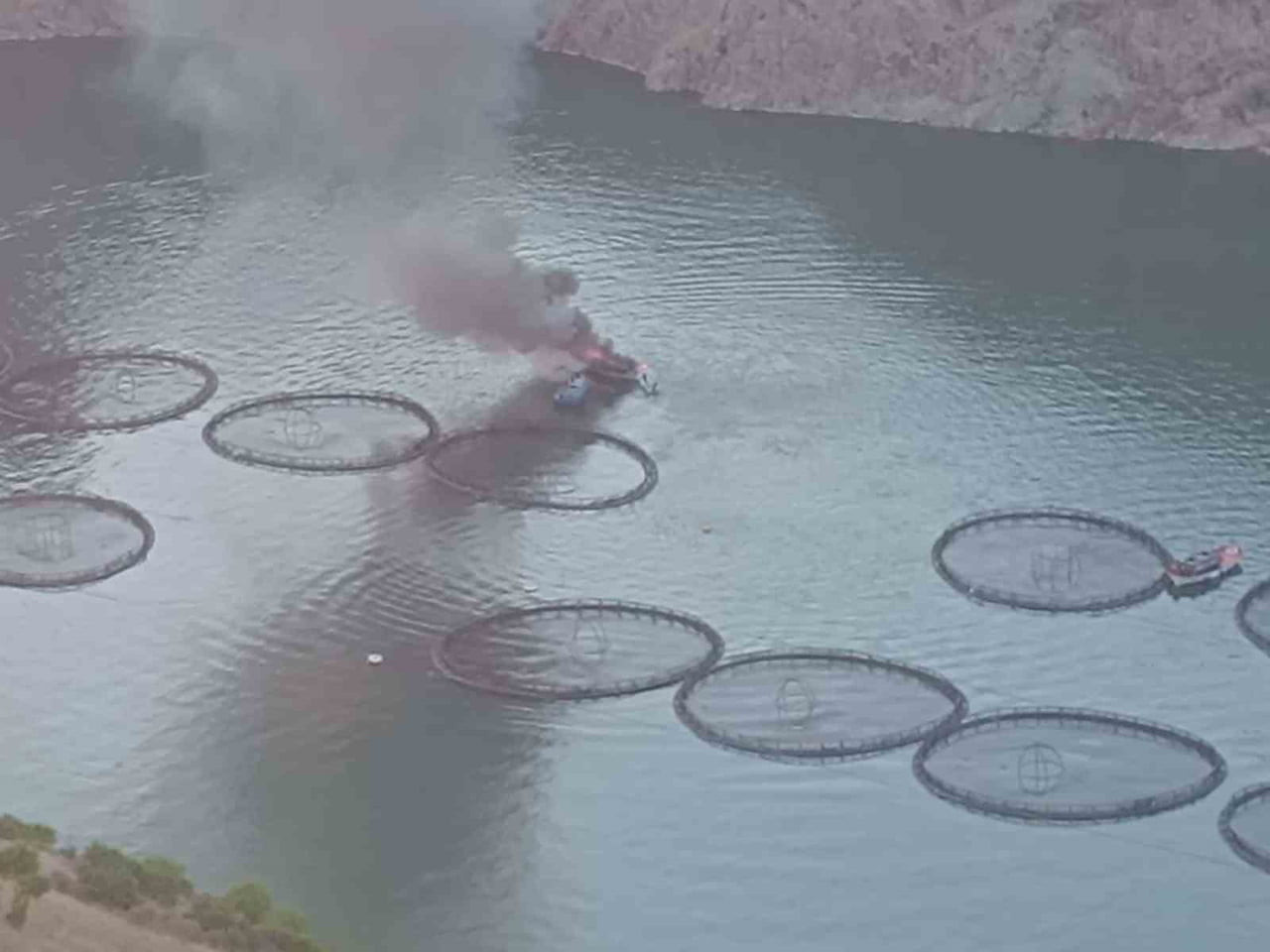 ELAZIĞ’DA FIRAT NEHRİ ÜZERİNDE BİR TEKNE ALEV ALEV YANDI