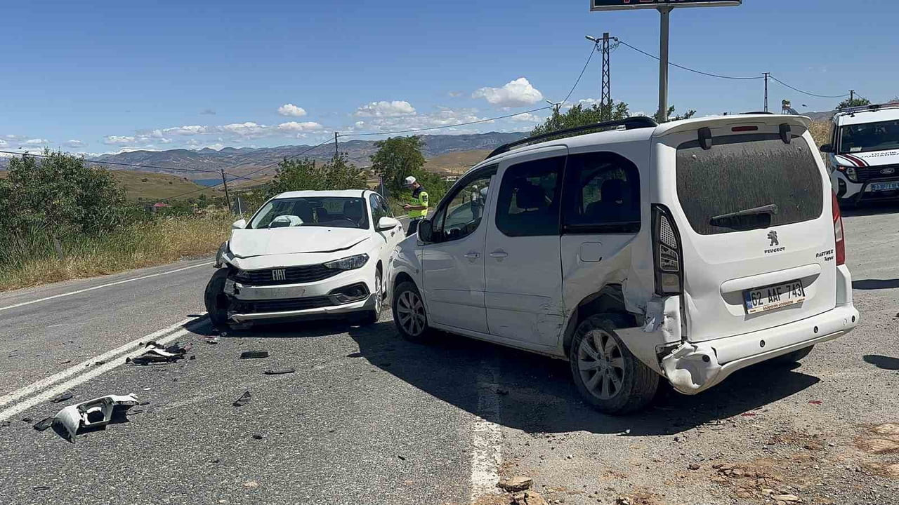 ELAZIĞ’DA HAFİ TİCARİ ARAÇ İLE OTOMOBİLİN ÇARPIŞMASI SONUCU MEYDANA GELEN TRAFİK KAZASINDA 2 KİŞİ...