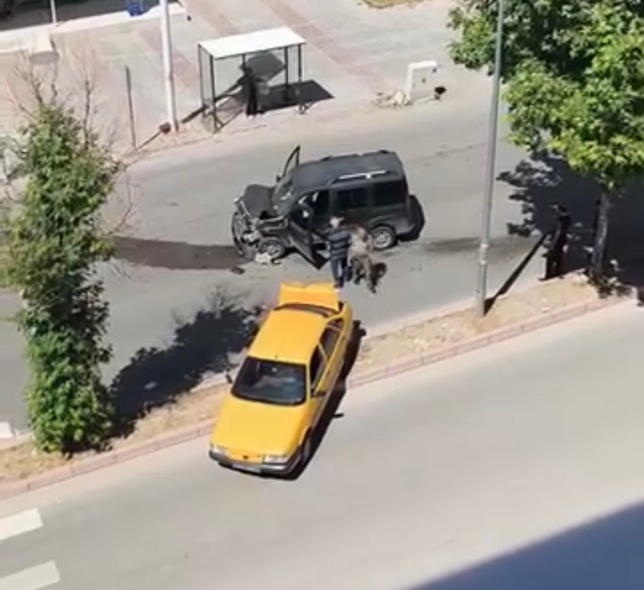 ELAZIĞ’DA HAFİF TİCARİ ARAÇ İLE TİCARİ TAKSİNİN ÇARPIŞMASI SONUCU MEYDANA GELEN TRAFİK KAZASINDA 1...