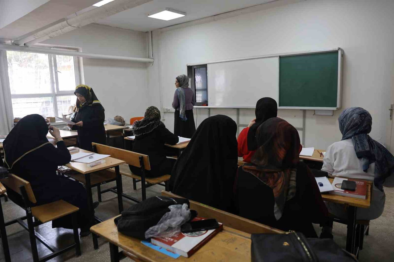 ELAZIĞ’DA HALK EĞİTİM MERKEZİ BÜNYESİNDE AÇILAN, OKUMA VE YAZMA KURSLARINA VATANDAŞLAR YOĞUN İLGİ...