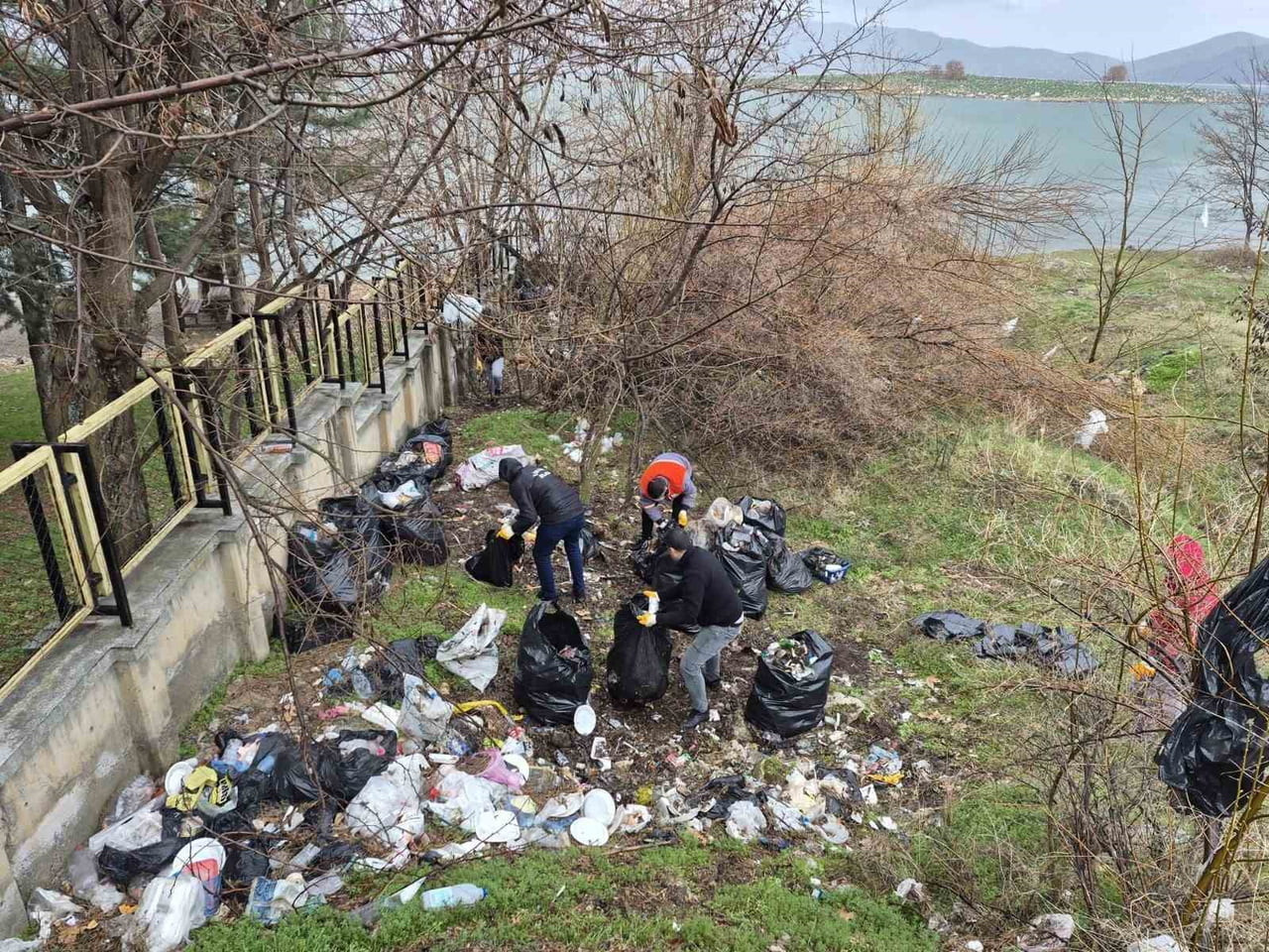 ELAZIĞ’DA HAZAR GÖLÜ SAHİLİNDE İL ÖZEL İDARESİ EKİPLERİ TARAFINDAN YAPILAN ÇALIŞMADA, 10 TON ÇÖP...