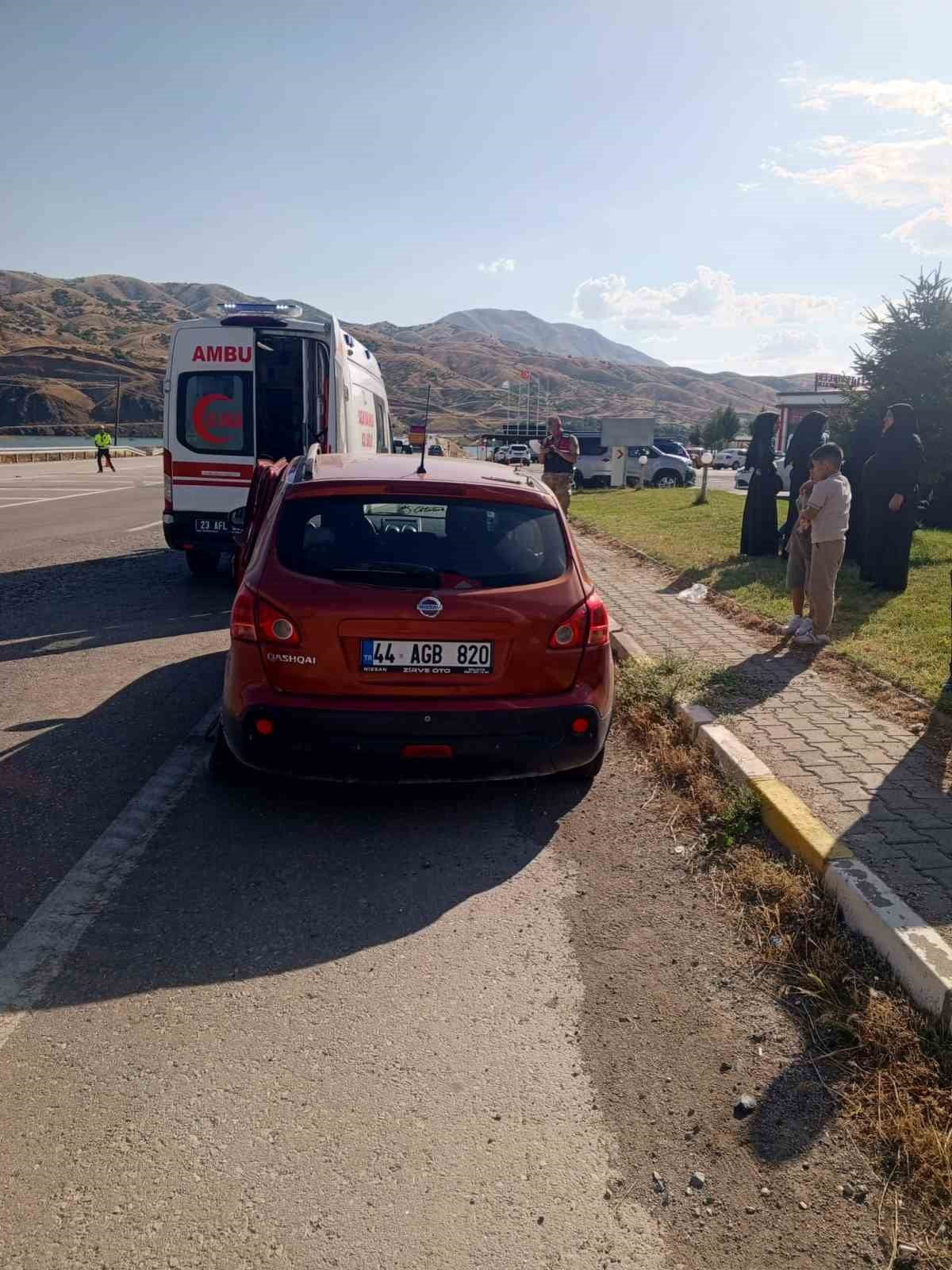 ELAZIĞ’DA İKİ ARACIN ÇARPIŞMASI SONUCU MEYDANA GELEN KAZADA 7 KİŞİ YARALANDI