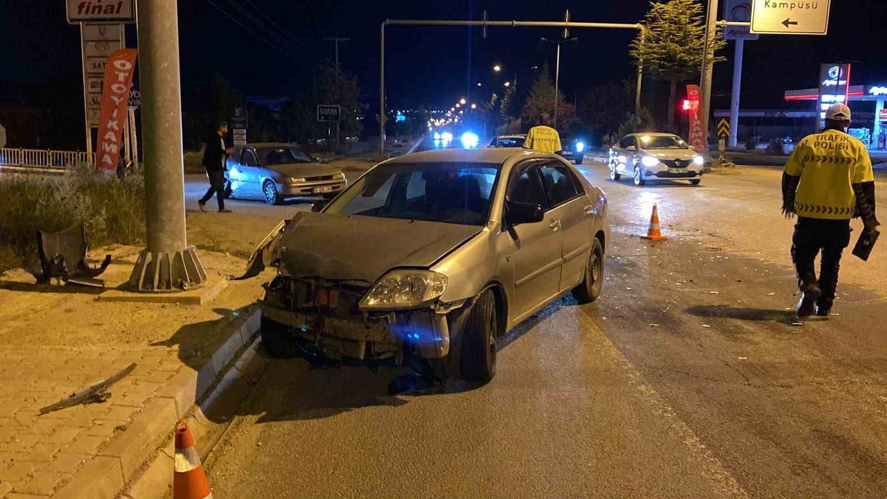 ELAZIĞ’DA İKİ OTOMOBİLİN ÇARPIŞMASI SONUCU MEYDANA GELEN TRAFİK KAZASINDA 1 KİŞİ...