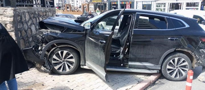 ELAZIĞ’DA İKİ OTOMOBİLİN ÇARPIŞMASI SONUCU MEYDANA GELEN TRAFİK KAZASINDA, 3 KİŞİ...