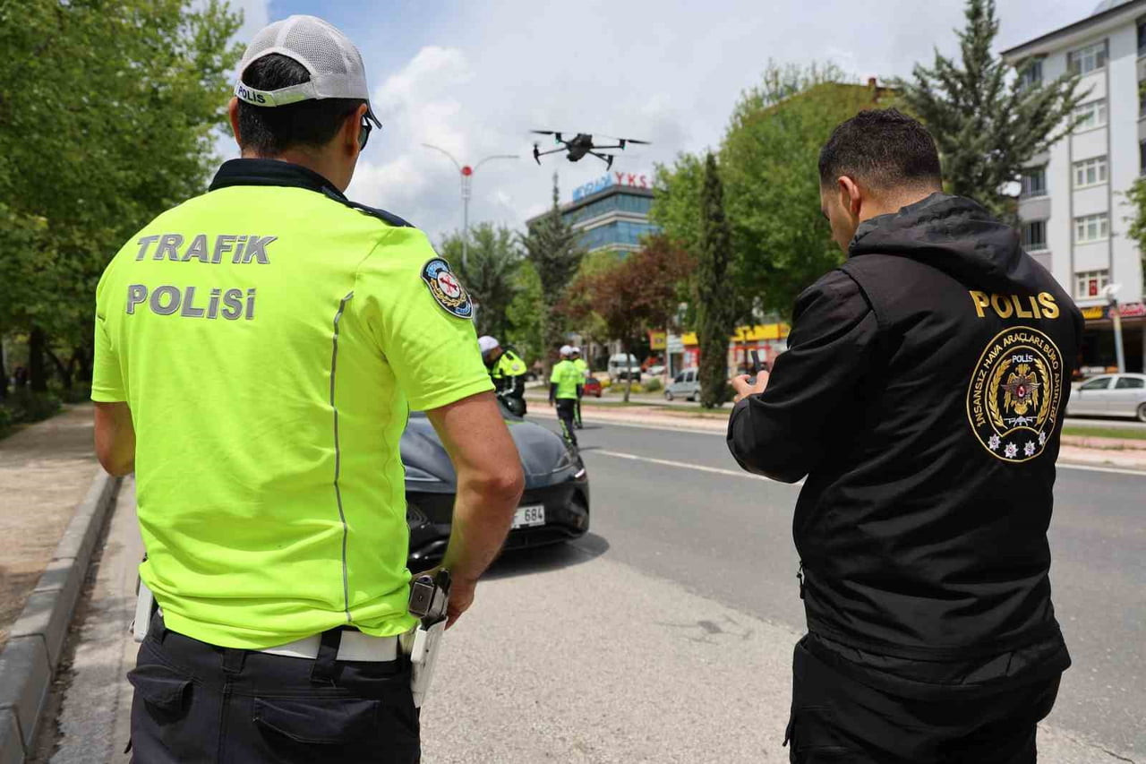 ELAZIĞ’DA İL EMNİYET MÜDÜRLÜĞÜ EKİPLERİ, YAKLAŞAN BAYRAM ÖNCESİNDE TRAFİK GÜVENLİĞİNİ SAĞLAMAK...