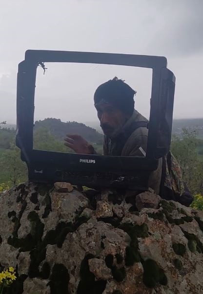 ELAZIĞ’DA KEÇİLERİNİ OTLATTIĞI SIRADA KIRIK TELEVİZYON EKRANINI KULLANARAK HAVA DURUMU SUNAN...