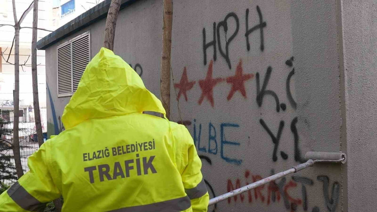 ELAZIĞ’DA KENT ESTETİĞİNİ KORUMAK AMACIYLA KİRLİLİĞİNE NEDEN OLAN DUVAR YAZILARI, BELEDİYE...