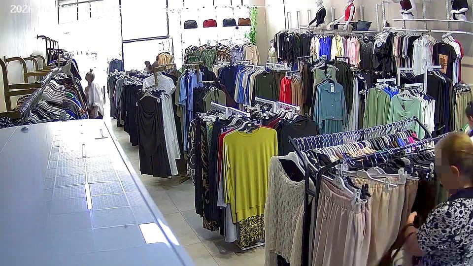 ELAZIĞ’DA KİMLİĞİ BELİRSİZ BİR KADIN, GİTTİĞİ GİYİM MAĞAZASINDA BEĞENDİĞİ KIYAFETLERİ GİZLİCE...