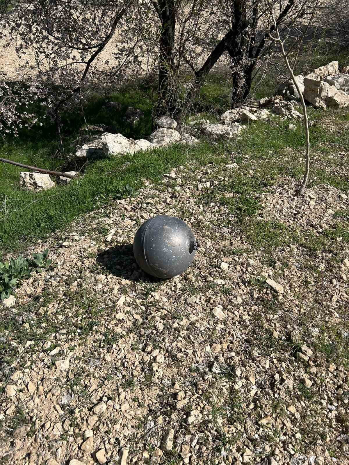 ELAZIĞ’DA KÖYLÜLERİN TARLADA BULDUĞU CİSİM TEDİRGİN ETTİ.