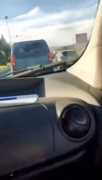 ELAZIĞ’DA MAKAS ATARAK TRAFİĞİ TEHLİKEYE ATAN SÜRÜCÜ CEP TELEFONU KAMERASINA YANSIDI.