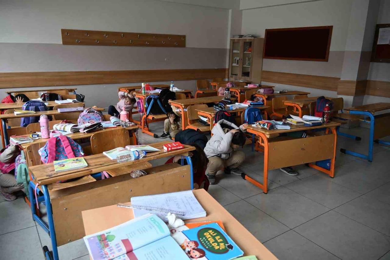 ELAZIĞ’DA ÖĞRENCİLERE AFET BİLİNCİ AŞILANDI