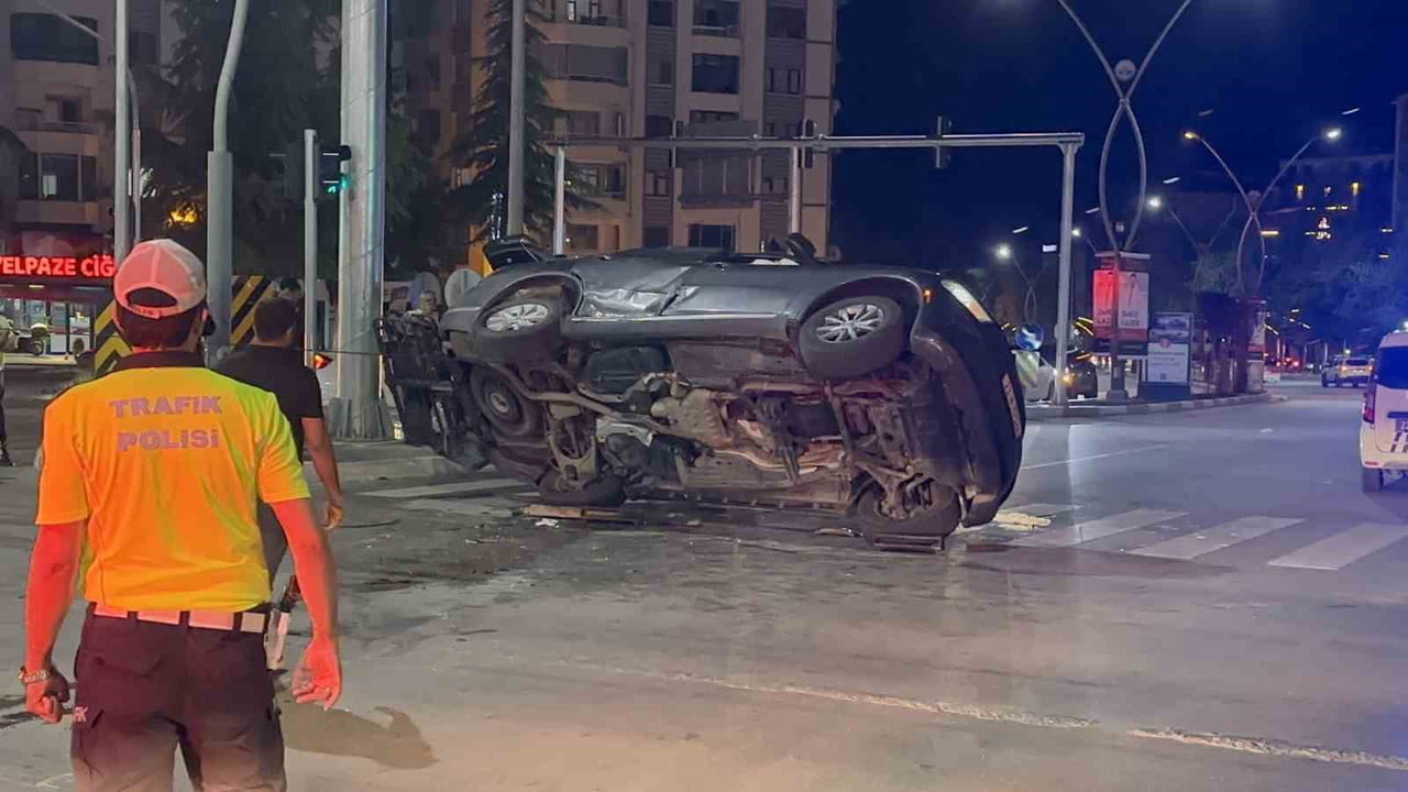 ELAZIĞ’DA OTOMOBİL İLE YABANCI PLAKALI SUV ARACIN ÇARPIŞMASI SONUCU MEYDANA GELEN FECİ KAZADA 11...