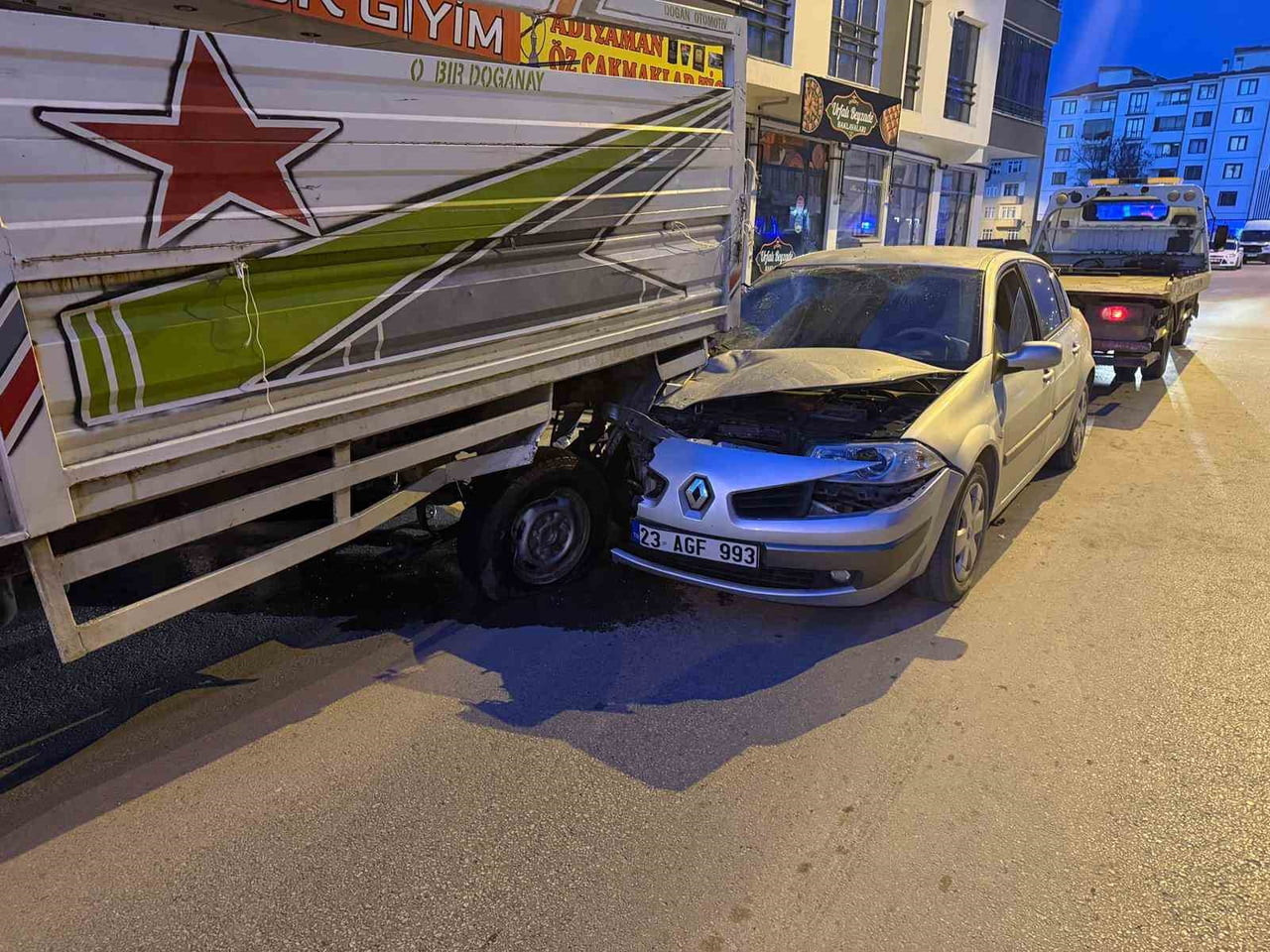 ELAZIĞ’DA OTOMOBİLİN KAMYONETE ÇARPMASI SONUCU MEYDANA GELEN TRAFİK KAZASINDA 1 KİŞİ...