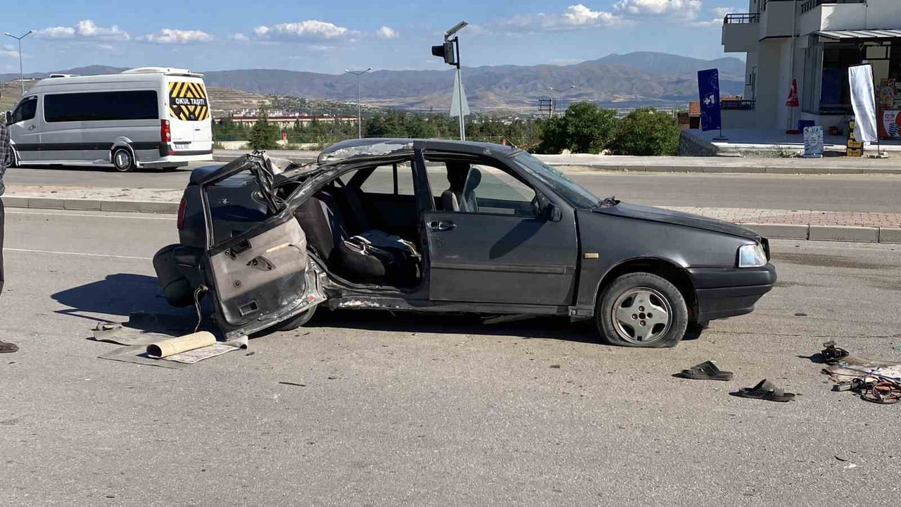 ELAZIĞ’DA SÜRÜCÜSÜNÜN DİREKSİYON HAKİMİYETİNİ KAYBETTİĞİ OTOMOBİL, AYDINLATMA DİREĞİNE ÇARPTI....