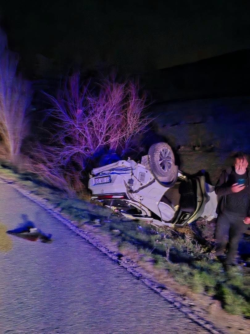 ELAZIĞ’DA SÜRÜCÜSÜNÜN DİREKSİYON HAKİMİYETİNİ KAYBETTİĞİ OTOMOBİL TAKLA ATTI. KAZADA 2 KİŞİ...