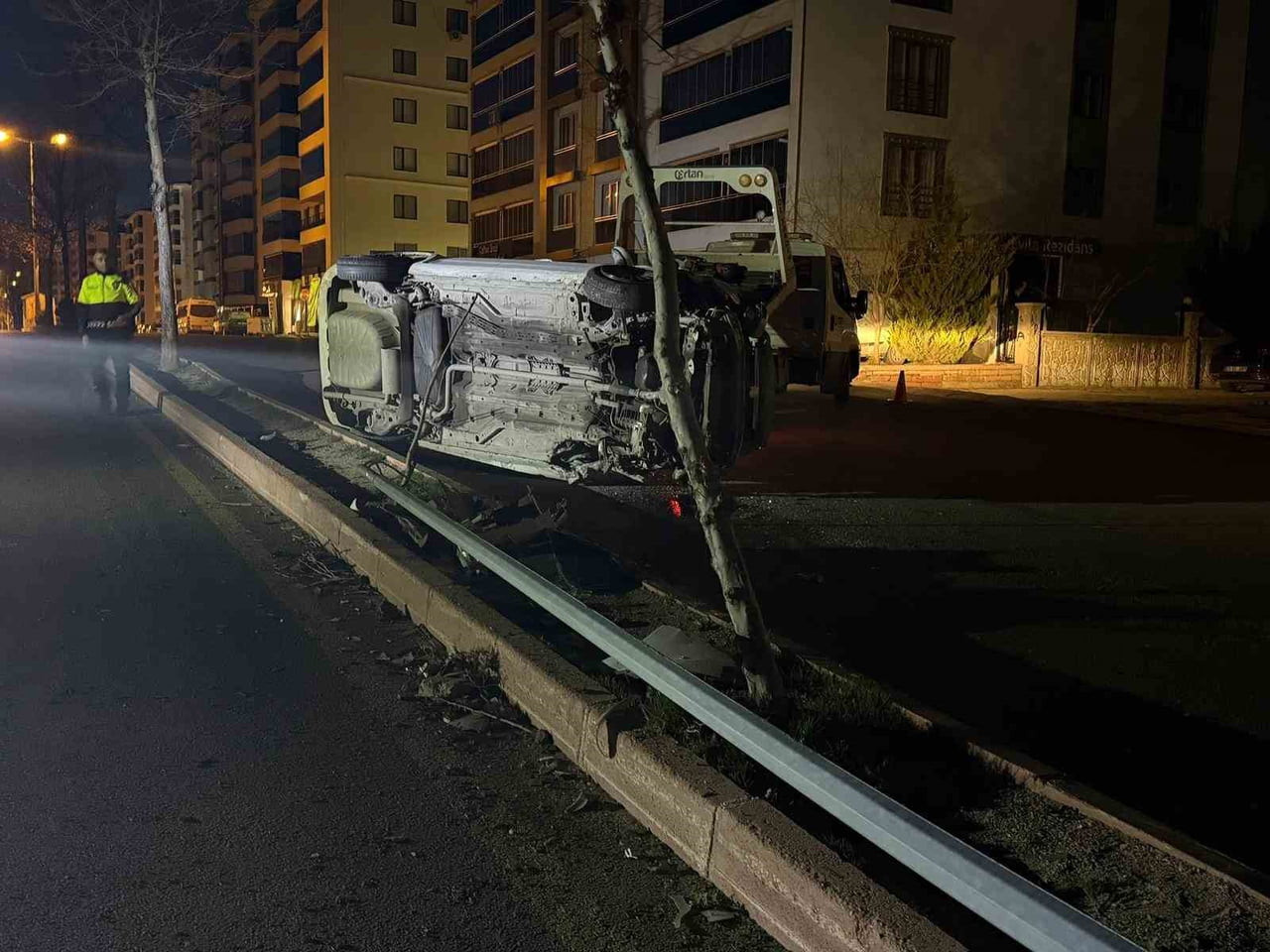 ELAZIĞ’DA SÜRÜCÜSÜNÜN DİREKSİYON HAKİMİYETİNİ KAYBETTİĞİ OTOMOBİL YAN YATTI, 1 KİŞİ...