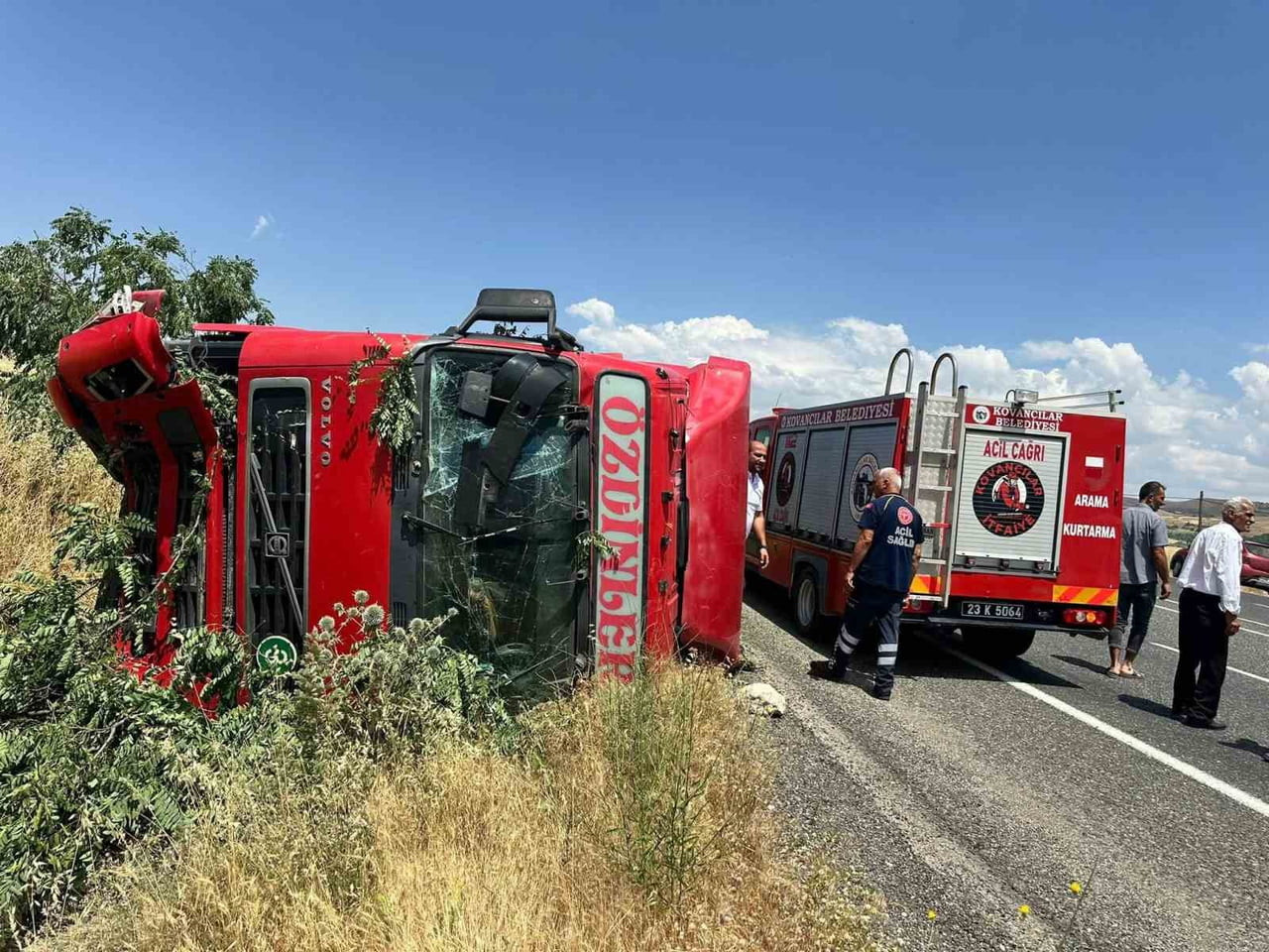 ELAZIĞ’DA TIRIN DEVRİLMESİ SONUCU MEYDANA GELEN KAZADA SÜRÜCÜ  YARALANDI
