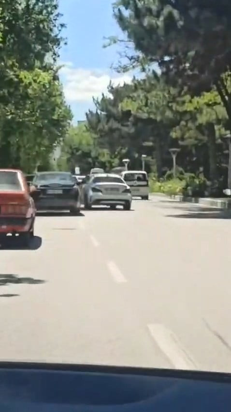 ELAZIĞ’DA TRAFİĞİ TEHLİKEYE ATARAK PEŞ PEŞE TEHLİKELİ ŞERİT DEĞİŞTİREN OTOMOBİLE TRAFİK EKİPLERİ...