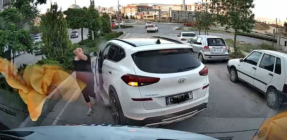 ELAZIĞ’DA TRAFİKTE YAŞANAN TARTIŞMADA BİR KADIN SÜRÜCÜNÜN, DİĞER ARACIN ÖNÜNÜ KESİP EL KOL...