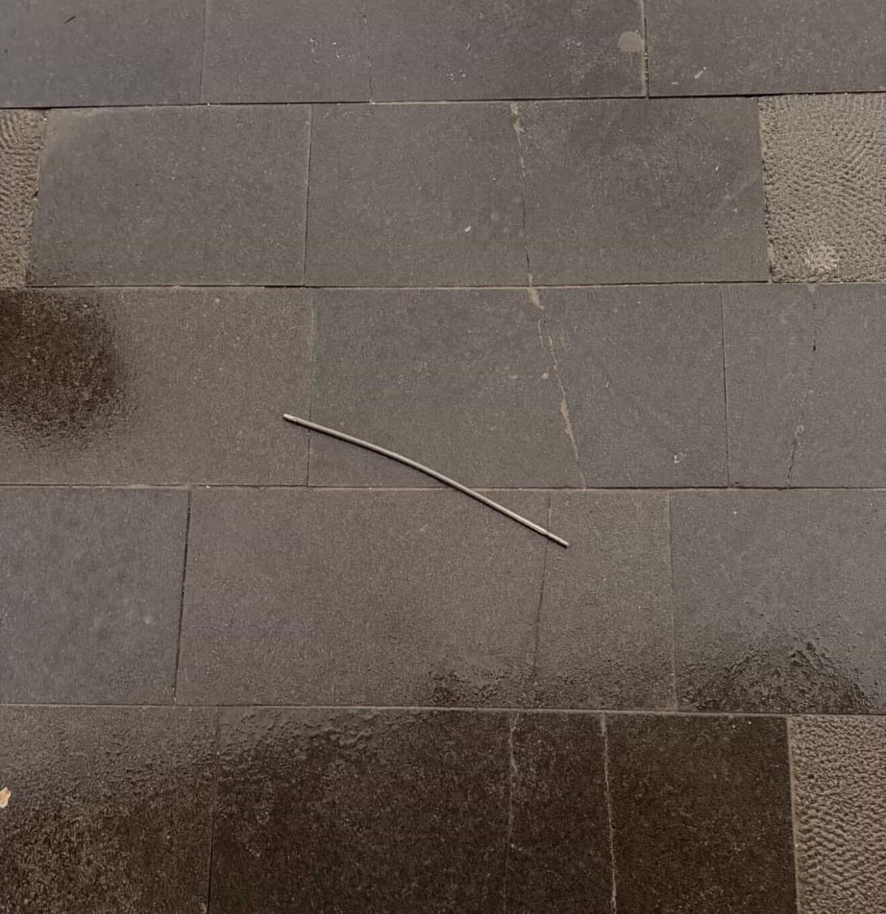 ELAZIĞ’DA YOLDA YÜRÜYEN BİR VATANDAŞ, ELYSİUM AVM’NİN MAL KABUL BÖLGESİNDE YÜKSEKTEN DÜŞEN DEMİR...