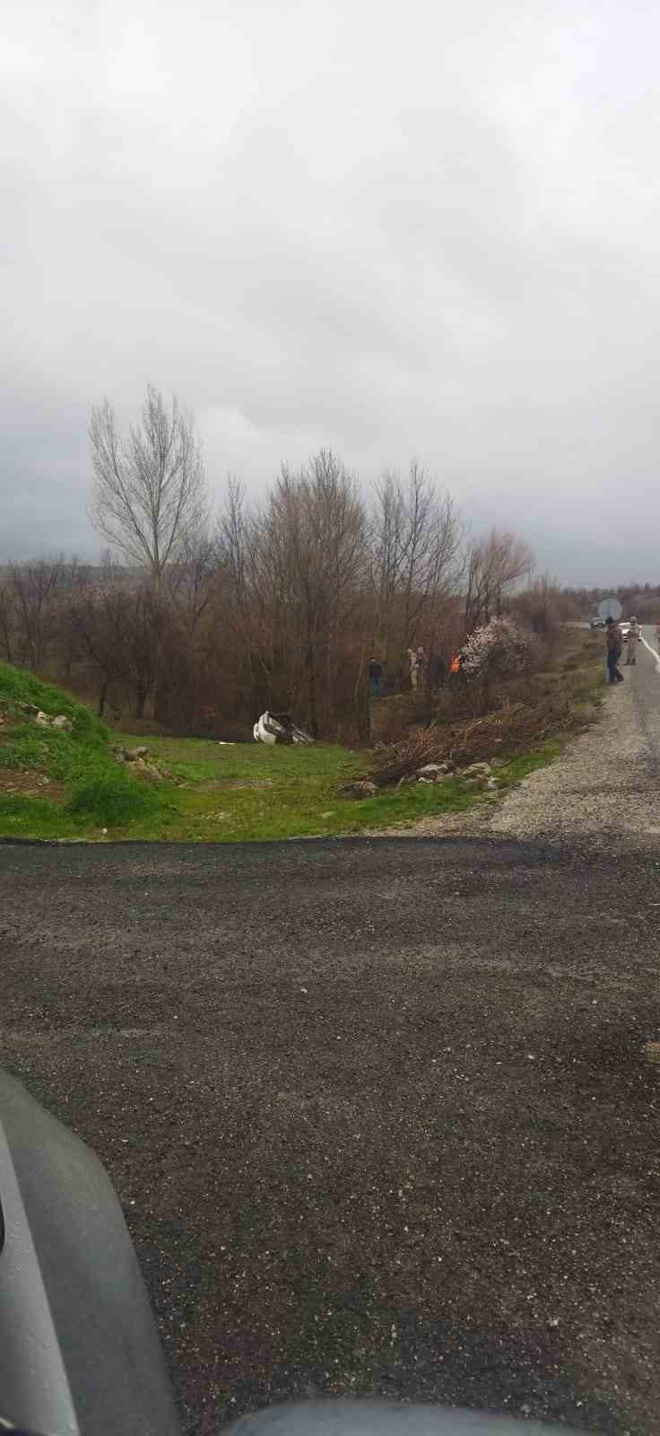 ELAZIĞ’IN ARICAK İLÇESİNDE SÜRÜCÜSÜNÜN DİREKSİYON HAKİMİYETİNİ KAYBETTİĞİ OTOMOBİL, ŞARAMPOLE...