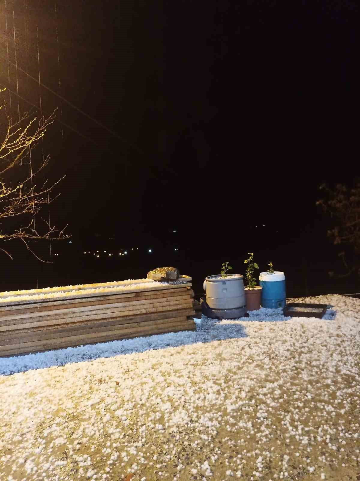 ELAZIĞ’IN BASKİL İLÇESİNDE DOLU YAĞIŞI ETKİLİ OLDU.