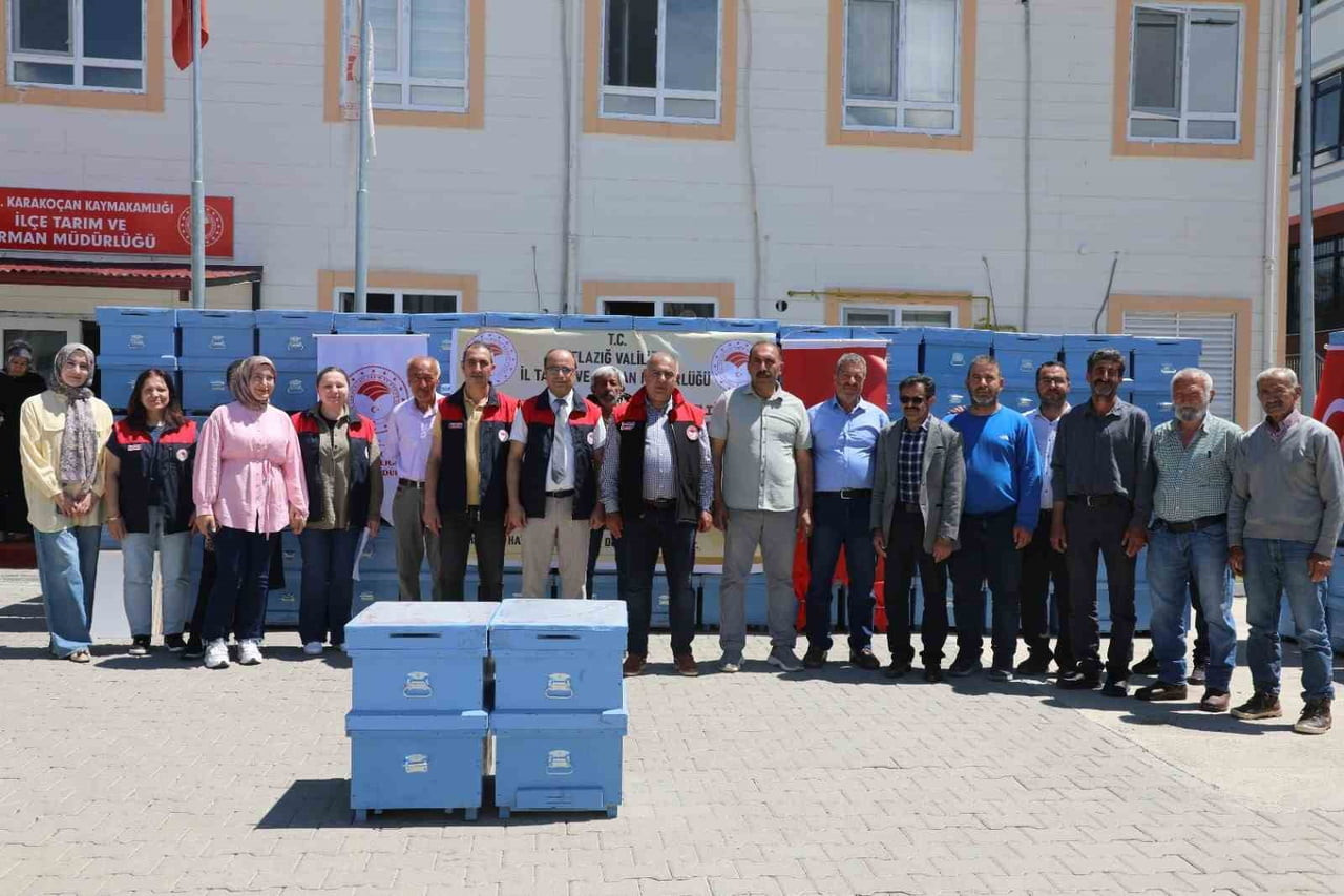 ELAZIĞ’IN KARAKOÇAN İLÇESİNDE 15 ARI YETİŞTİRİCİSİNE 150 ADET KOVAN DAĞITILDI
