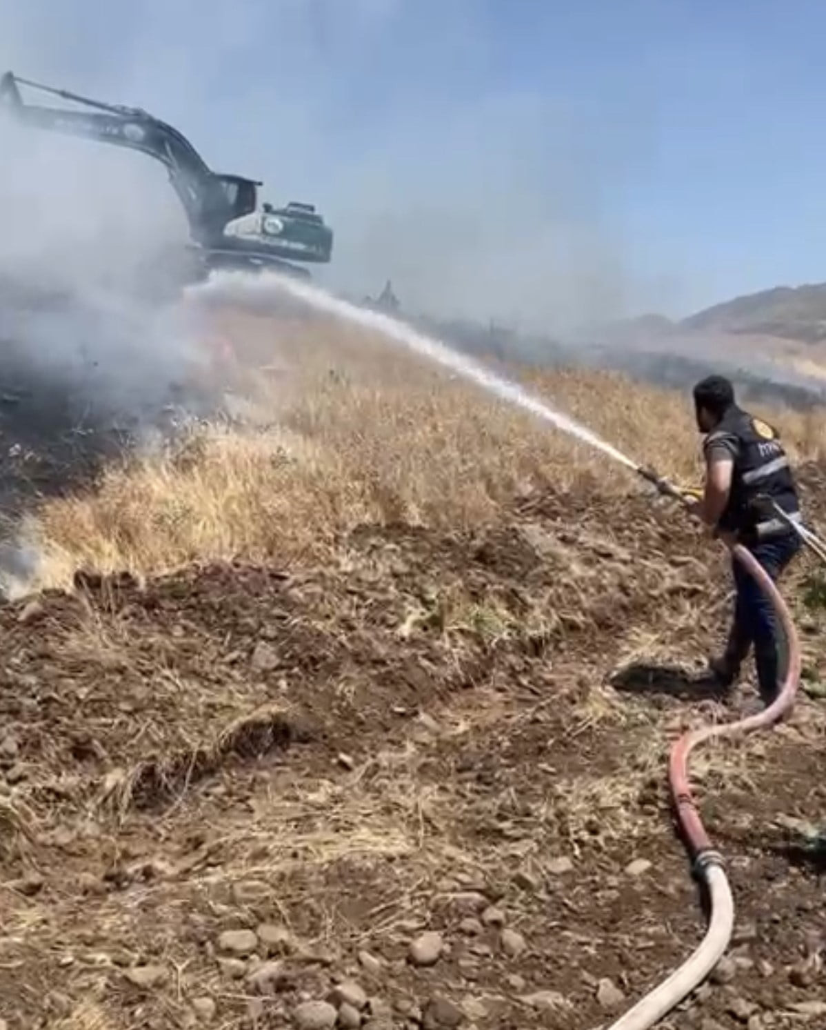 ELAZIĞ’IN KARAKOÇAN İLÇESİNDE ÇIKAN YANGINDA 15 DÖNÜM BUĞDAY İLE 20 DÖNÜM ARPA EKİLİ ALAN YANARAK...