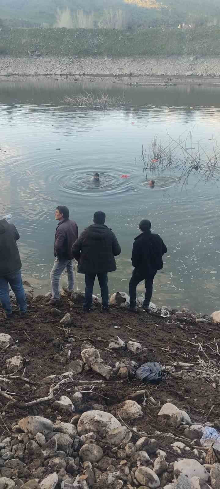 ELAZIĞ’IN KARAKOÇAN İLÇESİNDE SÜRÜCÜSÜNÜN DİREKSİYON HAKİMİYETİNİ KAYBETTİĞİ OTOMOBİL, PEMBELİK...
