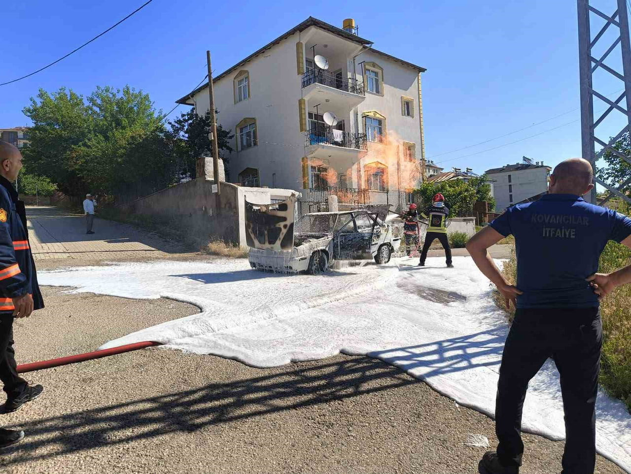 ELAZIĞ’IN KOVANCILAR İLÇESİNDE SEYİR HALİNDEYKEN MOTOR KISMINDAN ALEV ALAN OTOMOBİL, İTFAİYE...