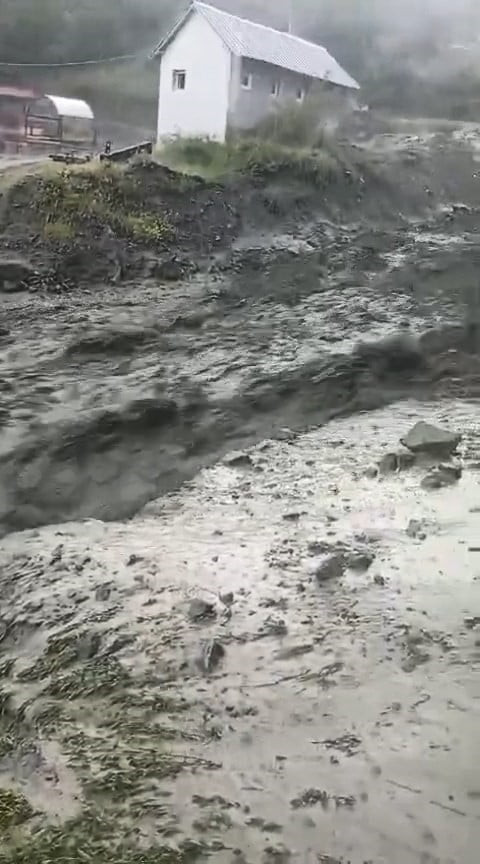 ELAZIĞ’IN PALU İLÇESİNDE ETKİLİ OLAN YAĞIŞLARDAN DOLAYI SEL YAŞANDI