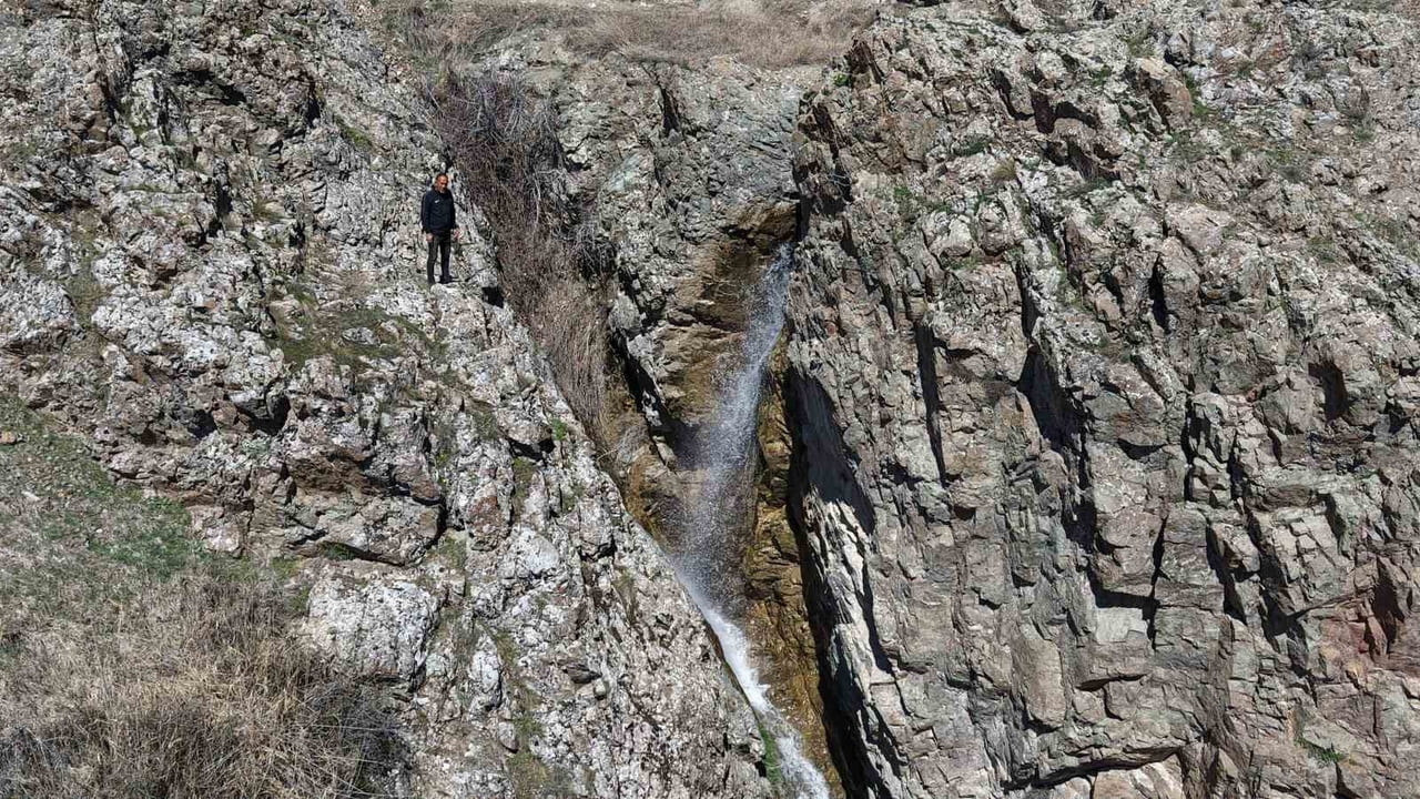 ELAZIĞ’IN ZAFRAN MAHALLESİ’NDE BULUNAN ŞORŞOR ŞELALESİ, ARTAN YAĞIŞLARLA BİRLİKTE 30 YIL SONRA...