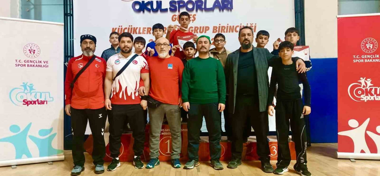 ELAZIĞLI KÜÇÜK GÜREŞÇİLERDEN BÜYÜK BAŞARI