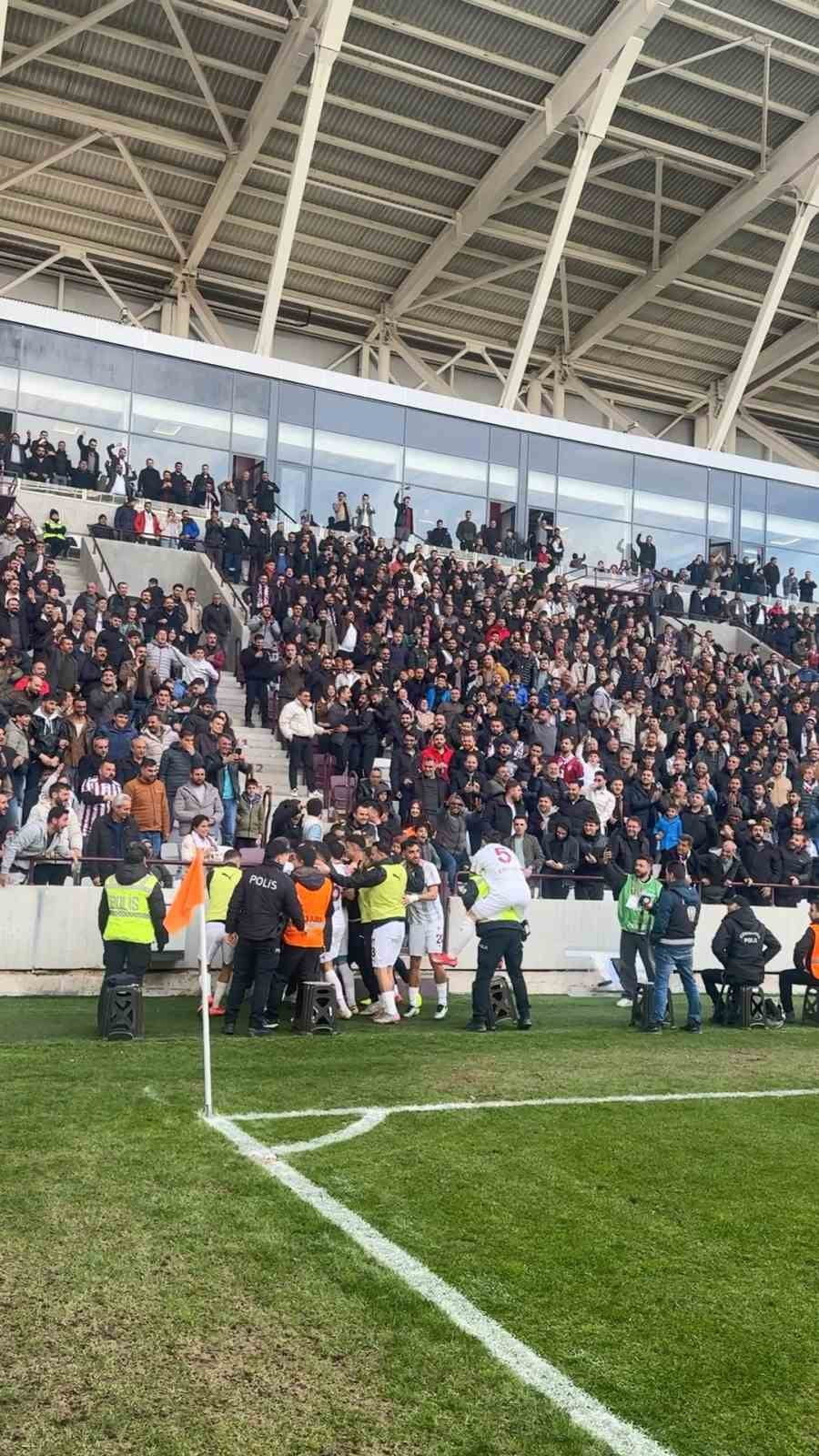 ELAZIĞSPOR’UN ERBAASPOR’U YENDİĞİ MAÇTA ATILAN İLK GOLÜN SEVİNCİ VİRAL OLDU. GOLÜN ARDINDAN...