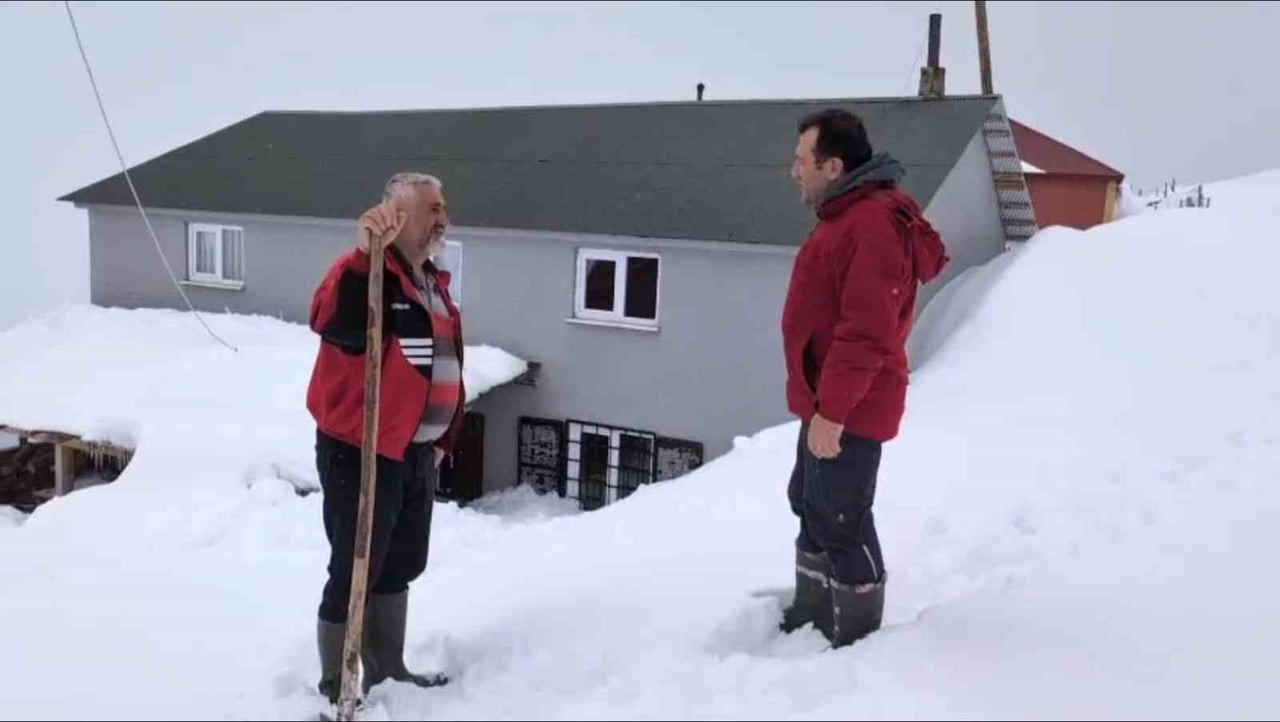 ELEKTRİĞİN OLMADIĞI, ULAŞIMIN KAPANDIĞI YAYLADA KAR SUYUNU ERİTEREK HAYATTA KALAN ÇOLAKOĞLU...