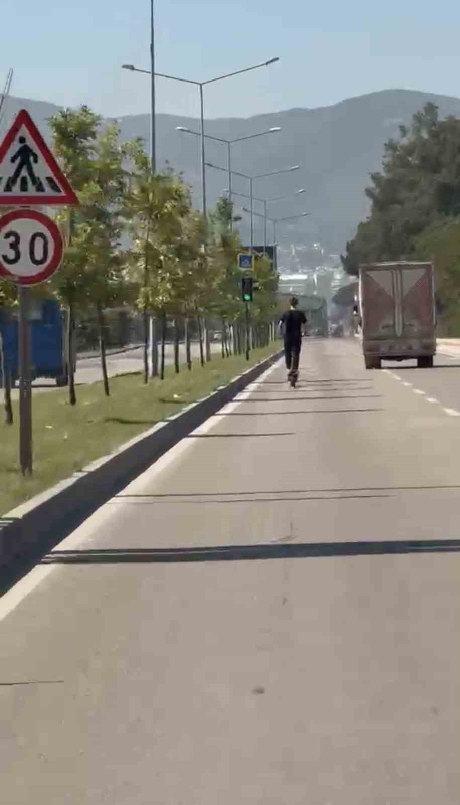 ELEKTRİKLİ SCOOTERLA TEHLİKELİ YOLCULUK KAMERADA