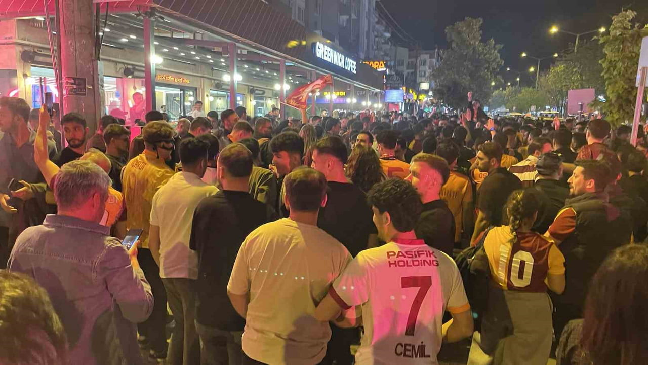 ELLERİNDE BAYRAKLARLA CADDE VE MEYDANLARI DOLDURAN TARAFTARLAR, MARŞLAR SÖYLEYİP MEŞALELER...