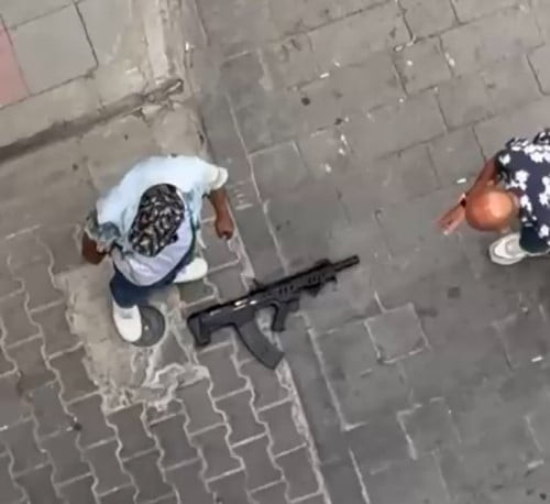 ELLERİNDE POMPALI TÜFEK BULUNAN ŞÜPHELİLERİN SOKAK ORTASINDA ATEŞ AÇTIĞI ANLAR KAMERADA