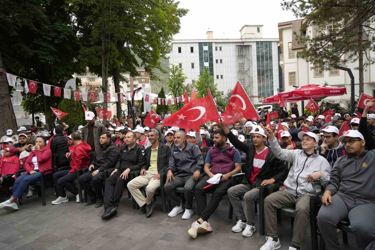 ELLERİNDE TÜRK BAYRAKLARIYLA SABAHIN İLK IŞIKLARIYLA BİRLİKTE MEYDANLARDA TOPLANAN VATANDAŞLAR...
